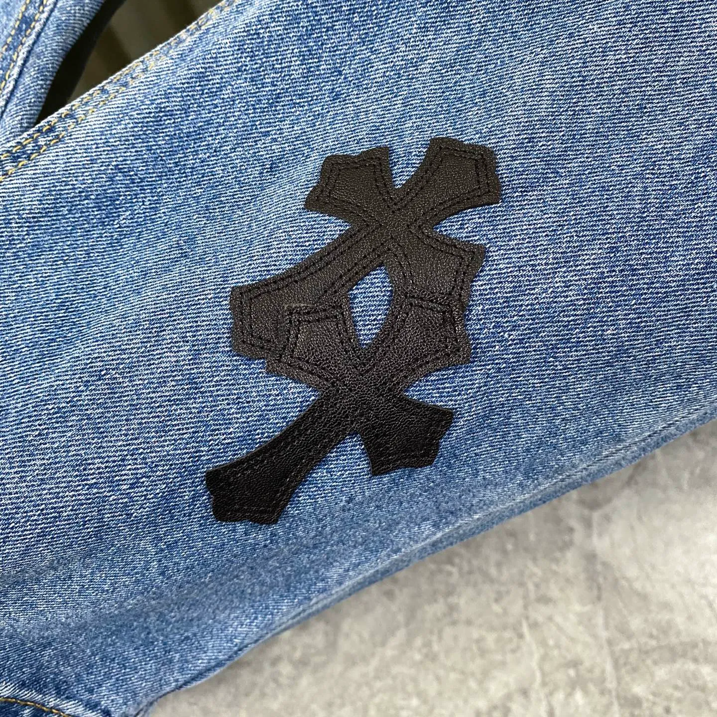 🅿️240 Correct version Chroe Hets CH black pink leather jeans, counter price 4W level, patchwork cross pattern embellishment, women's high-waisted washed jeans! ! Absolutely high-end luxury products, 1.9W level god-level single products, super popular products, built with top heavy industry, a magic weapon that cannot be missed [About Zangyin] This is an extremely luxurious fashion brand that can also be called the aristocrats of the high street. It has always been an exclusive brand for some hipsters or rich second generations. Compared with ordinary high streets, it is more luxurious and noble. Compared with luxury brands, it has a more fashionable personality and has always been a brand that I have a special liking for. A6632 [Top heavy industry fashionable design] Consistently high-street luxury style creation. Speaking of this style, the Zangyin family and GU family are definitely the leading representative brands. Especially the Zangyin family has really achieved a state-of-the-art effect in creating high-street style. The color system of this model is made of unique washed materials. It is already quite eye-catching. It is decorated with pink patchwork cross flowers, which cleverly highlights the charm of the brand. Secondly, this model uses classic The classic high-waist cutting design highlights the long legs and the fashionable temperament of the upper body. The brand is highly recognizable and the slim fit configuration is more suitable for daily wear. This product is a product that interprets personality, fashion, and specifications at a glance. This single product is enough to make any fan excited. It can be a white T-shirt for youthful preppy style, or a tight sling for royal lady style. It has strong matching ability and can be easily controlled by men.  [Material and craftsmanship] Needless to say, this point goes without saying. As an excellent craftsman brand, Zangyin has really perfect requirements for details and craftsmanship. The washed color of this model has gone through so many processes, not to mention the embellishment of the denim appliqués. It is also purely handmade and sewn. Just like what they believe in, only handmade things have soul and have the meaning of wear. A top-notch heavy-duty fashionable denim item, I look forward to your perfect interpretation! ! 28-34 corresponds to S-XL